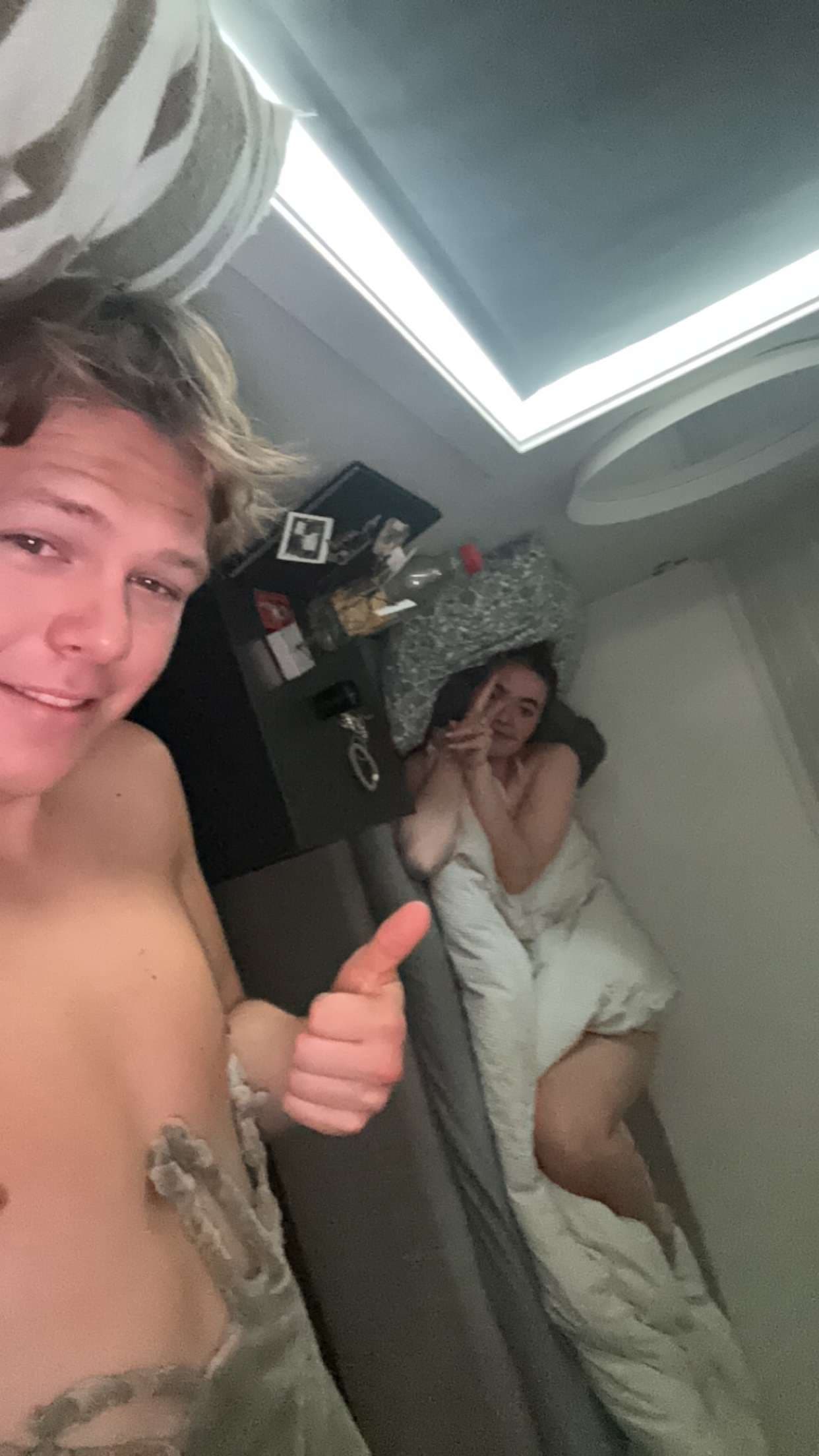 Overnatting i hver vår seng photo